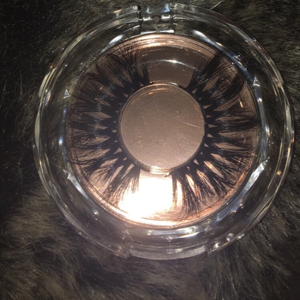 Eye lashes